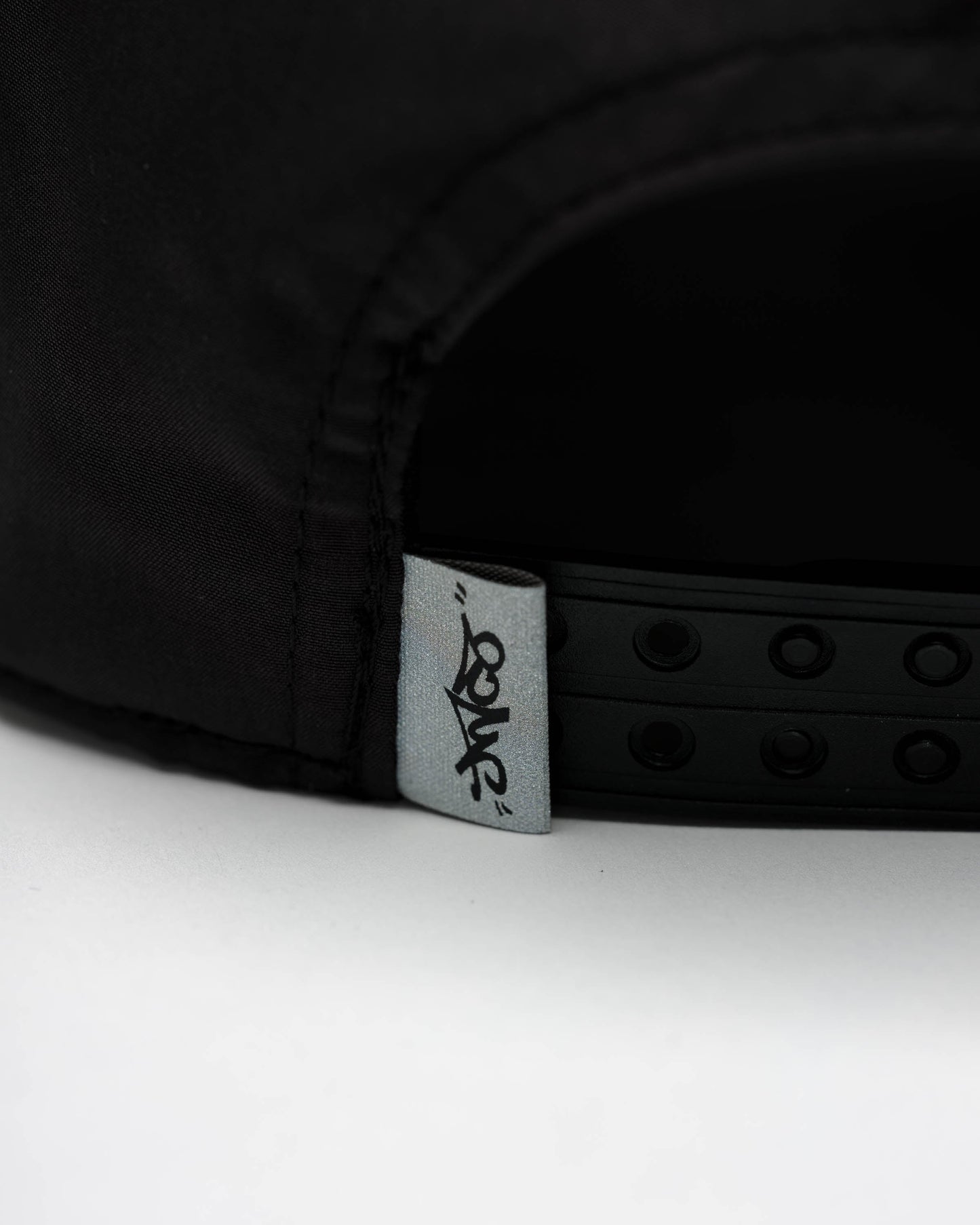 Graffiti Logo Hat. Magnet.